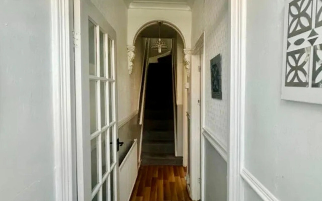 Spacious 5 Bedroom House in Swansea