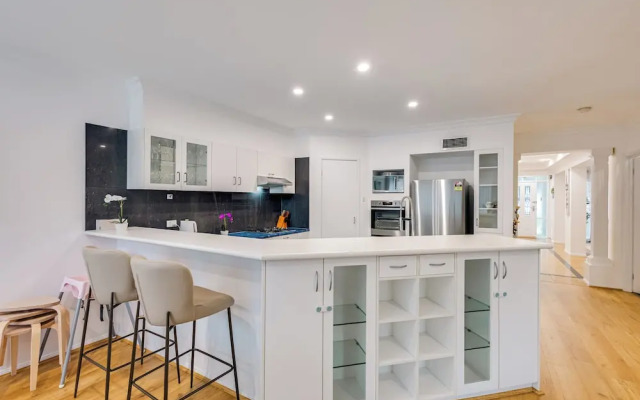 StayAU 6BRM Lakeview Villa Holiday Stay