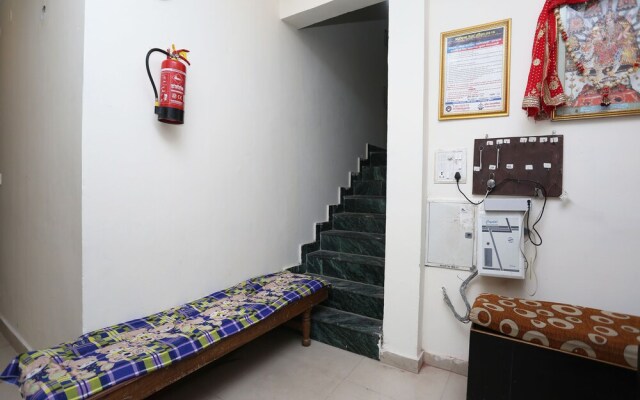 Oyo 30850 Hotel Hira
