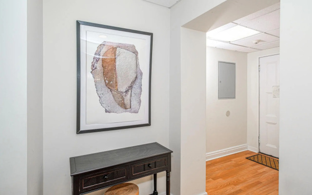 Modern 1BR + Train | Theatre District | Evonify