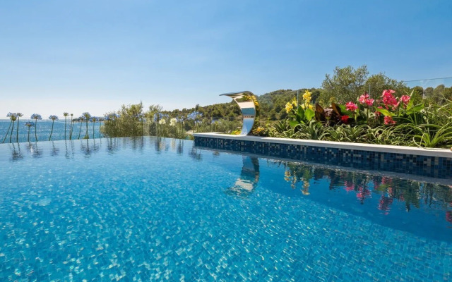 Beachfront Villa Azzurro With Pool