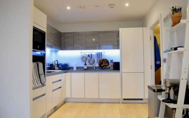 1 Bedroom Property in Brixton With Balcony