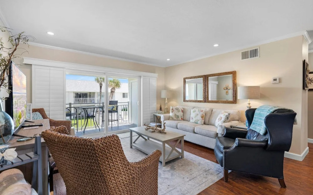 Colony Beach Club 204