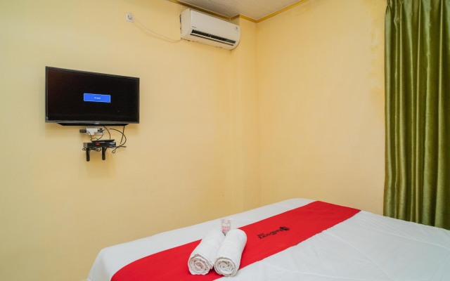 RedDoorz Plus Syariah near Pasar Turi