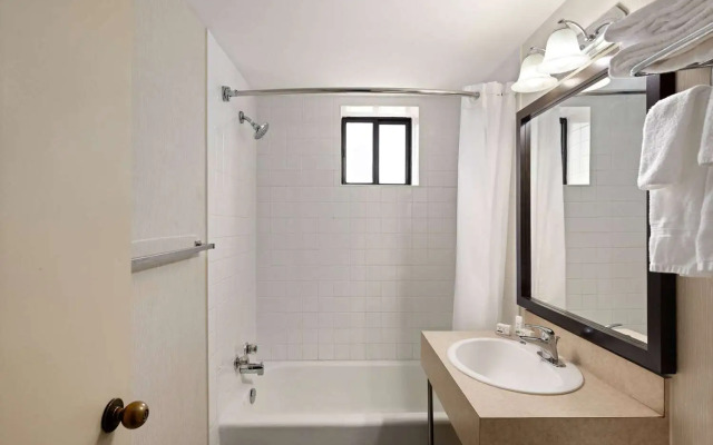 Travelodge by Wyndham Thunder Bay