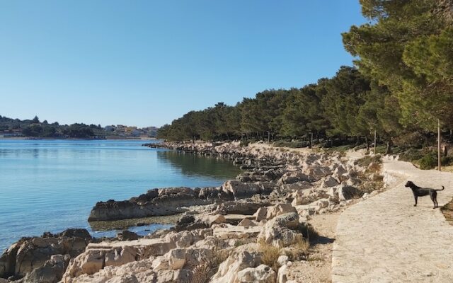 Stunning 2-bed House in Jezera With Sea Views