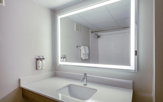 Holiday Inn Express & Suites Greensboro-(I-40 Wendover) by IHG