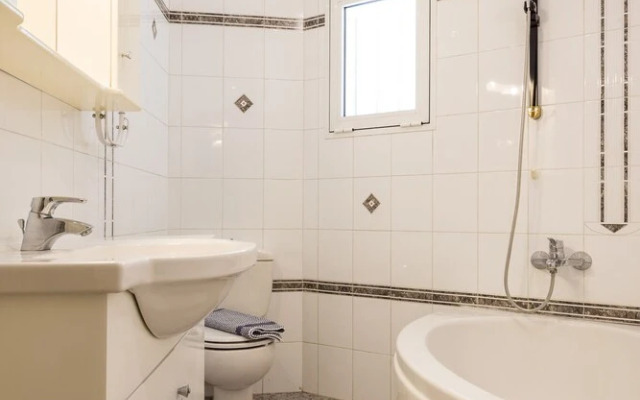 Classy 2 bedroom apartment near Acropolis & Metro