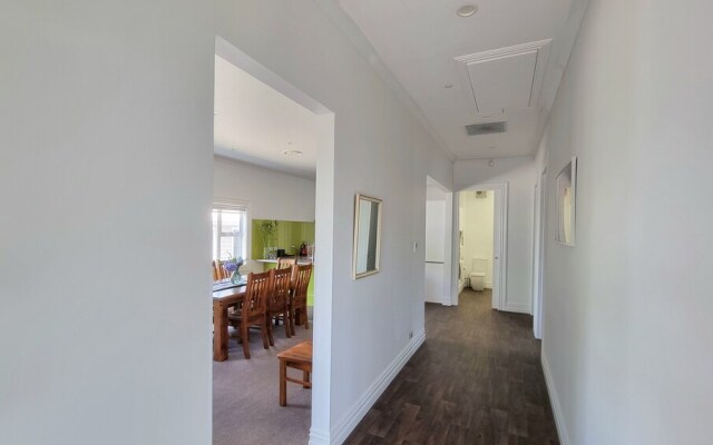 Cheerful 5 - Bedroom Home - Free Parking