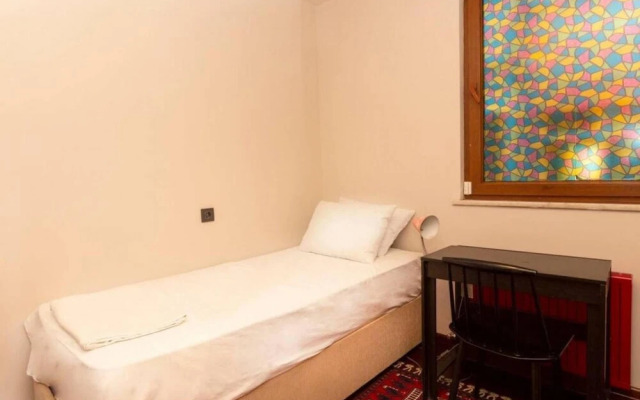 Stylish Home With a Book Collection Near Taksim