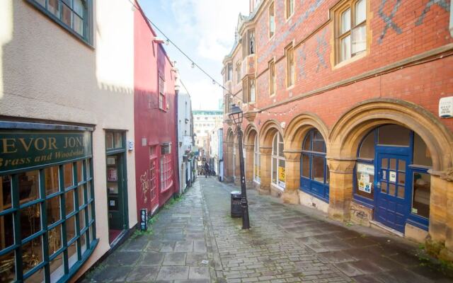 Elegant 1 Bedroom Flat With Period Features in Bristol