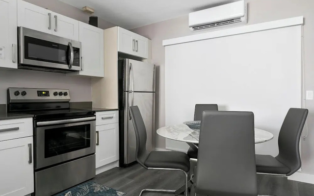 ULTRA Modern Apt by the Beach