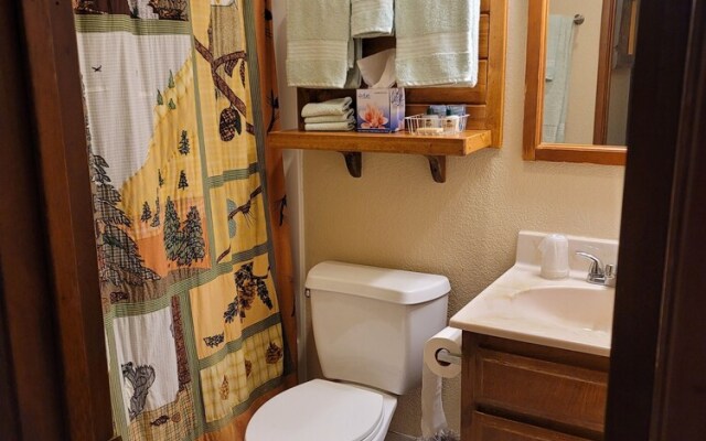 Hillcrest Suites & Cabins