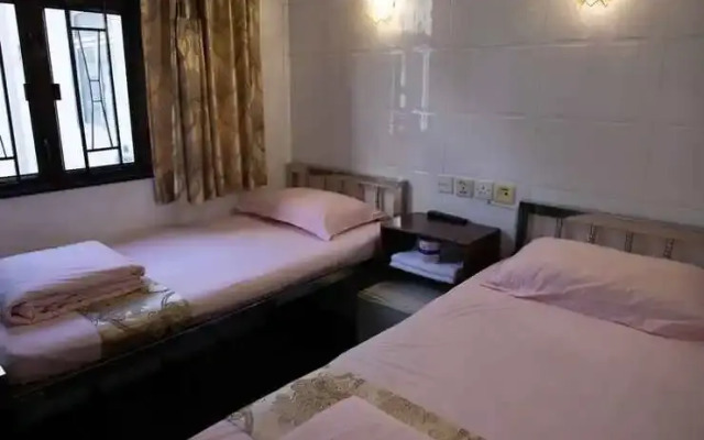 Lucky Hotel - Carlton Group of Hostels