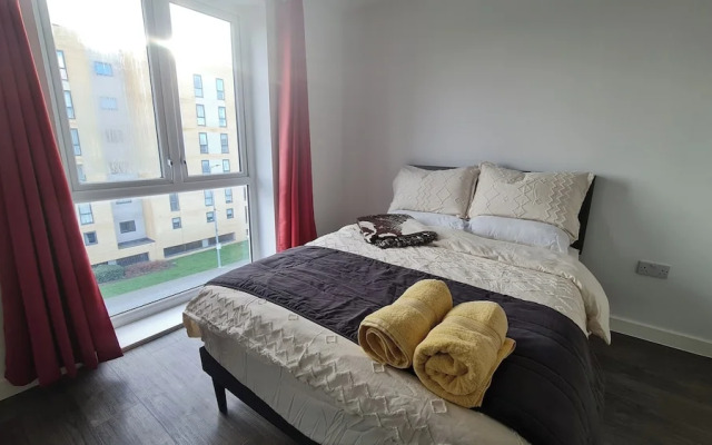 Barking 2 Bed Apt With Parking & Good Travel Links