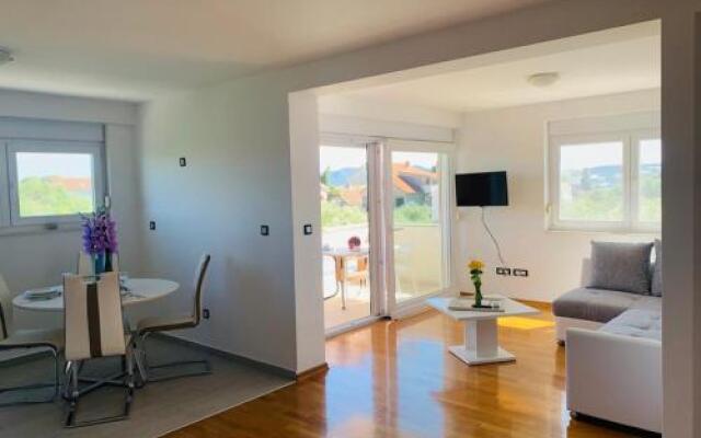 Apartments Nika Sukošan