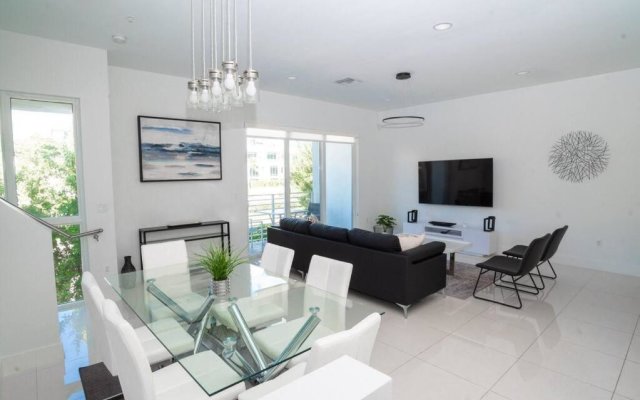 Ocean Front contemporary 3 Bedroom townhouse.