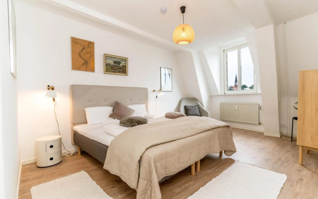 Hafenkoje mit Blick über Hafen und Altstadt