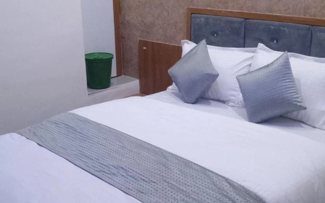 Hotel S G, Vadodara