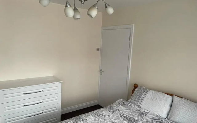 Inviting Apartment in Hayes With Garden & Parking