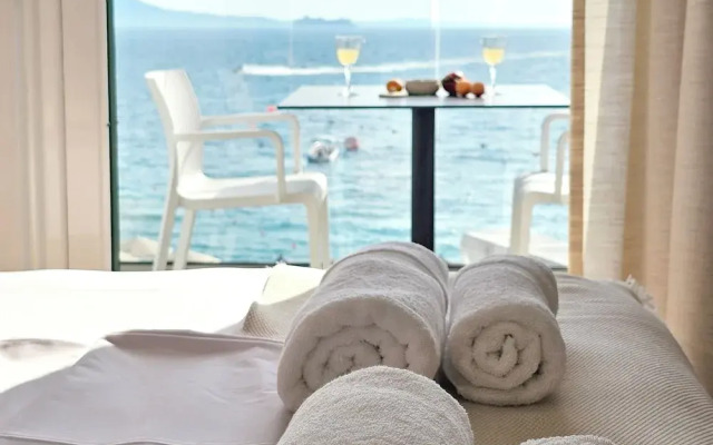 Ares Beachfront Luxury Rooms