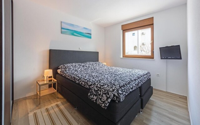 Awesome Home in Liznjan With Wifi and 2 Bedrooms