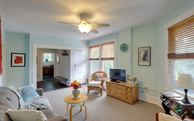 Lovely Hendersonville Retreat ~ 1 Mi to Downtown!