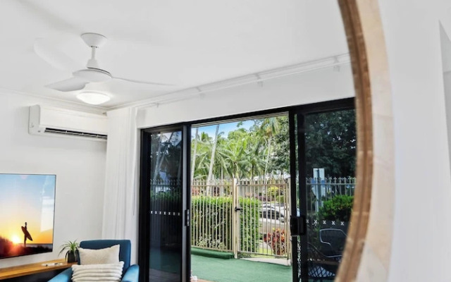 Rainforest Reef Retreat - Esplanade Ground-floor Apartment