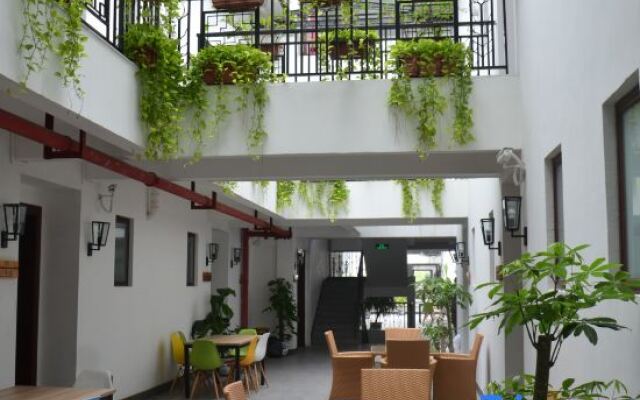 Zhenyangxia Scenic Area Theme Inn