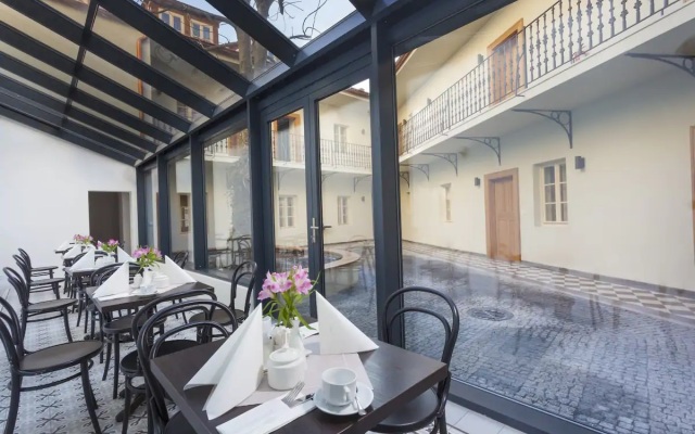 Hotel At the White Lily