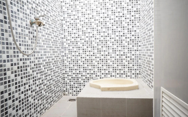 OYO Life 93045 Kost Putra Bu Ketut