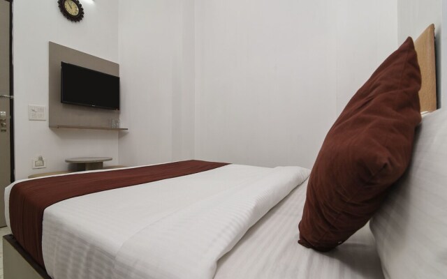 OYO 15718 Red Inn