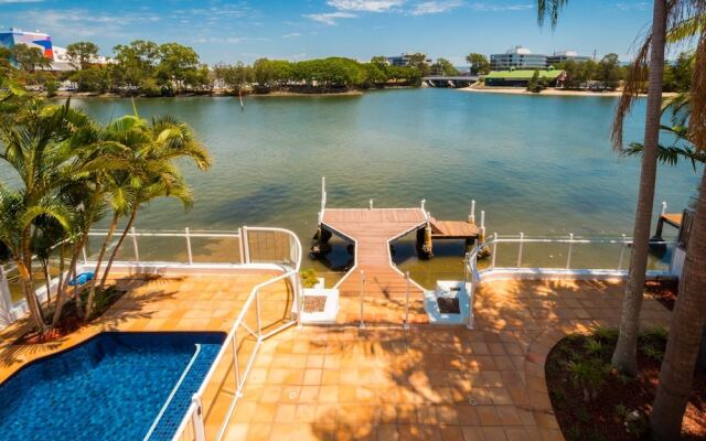 Edgewater on Chevron Waterfront 5 Bedroom Deluxe House Central Surfers