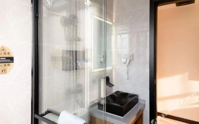 Elong ME Hotel (Xiamen University Shimao Twin Towers)