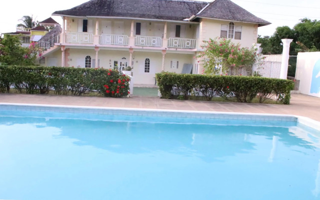 Cozy Studio @ Country Manor