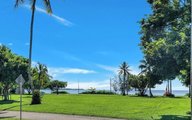Rainforest Reef Retreat - Esplanade Ground-floor Apartment