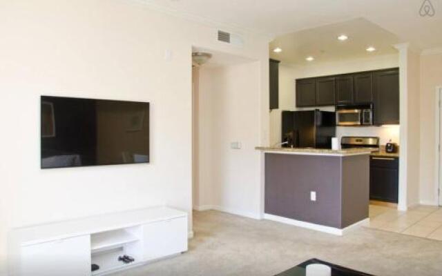 Luxury Apartment Near The Grove