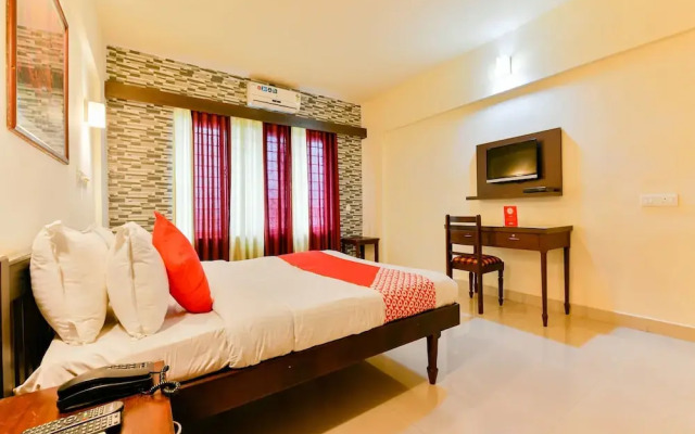 OYO 16663 Plaza Suites Hotel