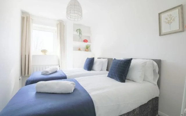 2 Bed Apartment Overlooking Water