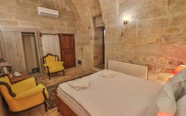 Bedrock Cave Hotel - Adults Only