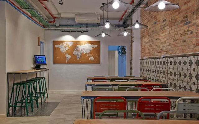 Hola Hostal Collblanc - Hostel