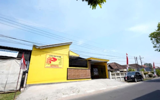 OYO Life 92920 Rumah Kost Azca