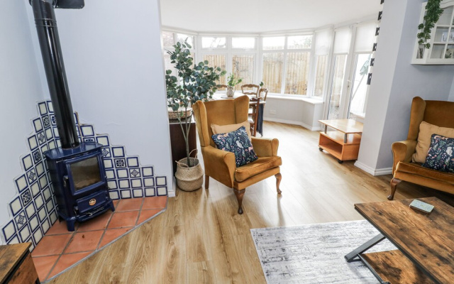 3 Leycester Court