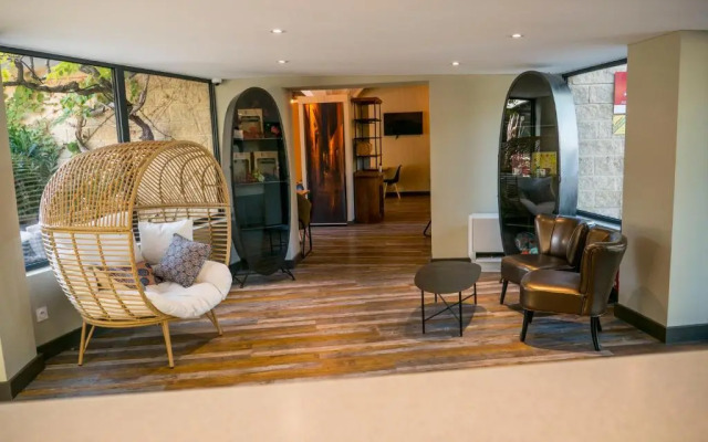 Отель Logis Hôtel Uzès Pont du Gard