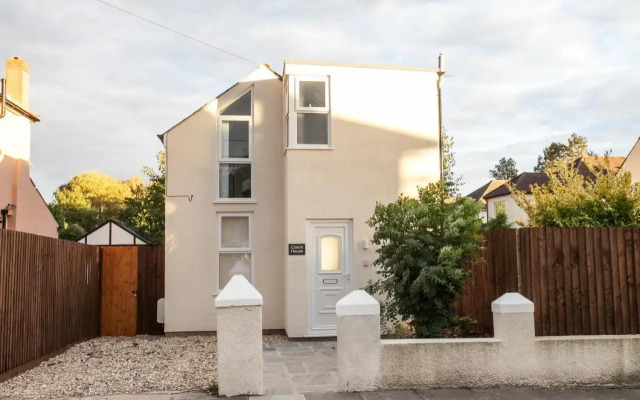 Superb Detached Coach House in Peaceful Location!