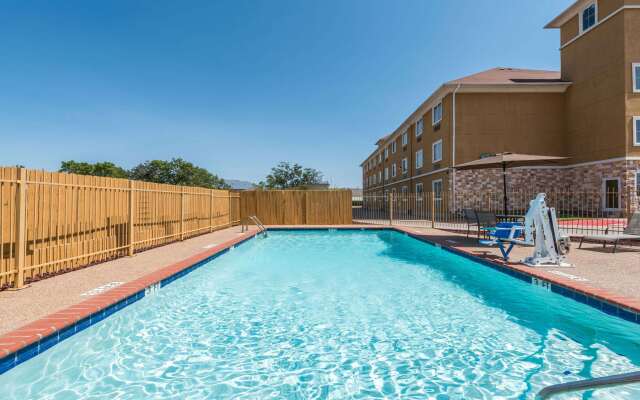 Days Inn & Suites by Wyndham Cleburne TX