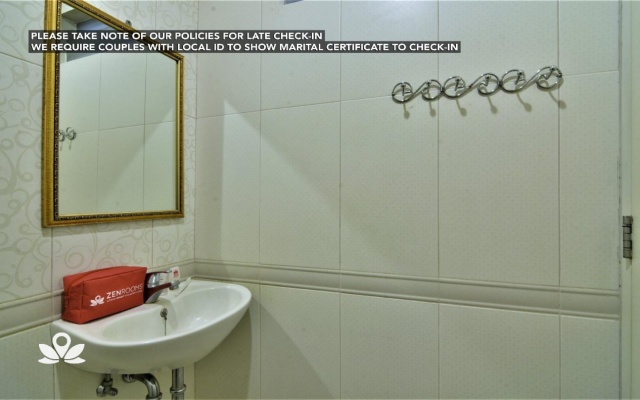 ZEN Rooms Capital Residence – Bathroom – Jakarta