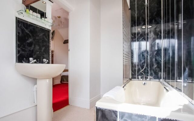 OYO Cliffemount Hotel