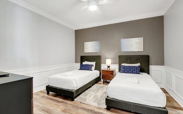 Vero`s Gem Deluxe 3 Bedroom Condo by RedAwning