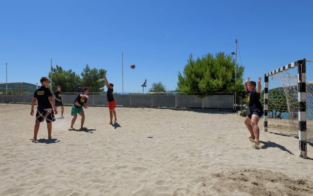 Tidy Apartment With Wifi, 4 km From City of Trogir